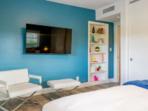 Casa Spur/8BR Villa/Miami Mini Resort w/ Pool+ Hotels in Golden Glades