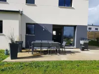 New house with small sea view close to the beach - 浴缸