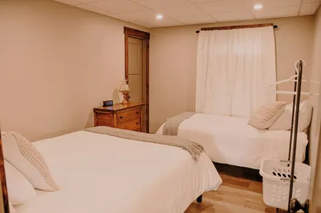 Old Chief Bunkhouse - ranch with views of Chief Mountain Отели в г. Кардстон Каунти