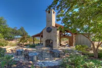 Pickleball & Resort Style Pool - Lake Travis Hill Country Luxury Cabin @ Hollows