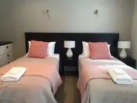 Cozy 3 Bedroom Cottage with Pool Hotels in Cardrona