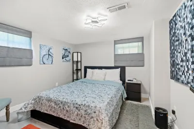 Gorgeous basement apt. w/chef kitchen, SPA bath, movie theater, hot tub & sauna