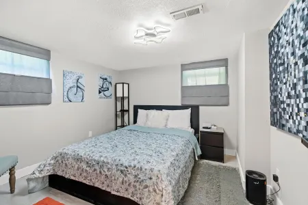 Gorgeous basement apt. w/chef kitchen, SPA bath, movie theater, hot tub & sauna