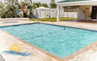 3BDR Condo, WIFI, Balcony, Parking, Pool, AC, 2 min from the Beach