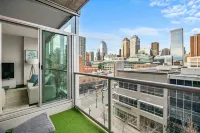 Chic Luxe 2BD + Free Parking-Central Downtown Gem