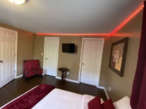 Cozy 7 Bed Home 30min from City sleeps 10 ppl