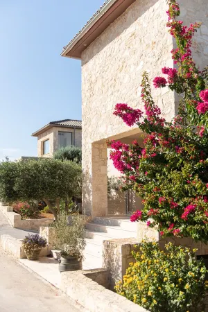 Exceptional villa with pool on the seafront