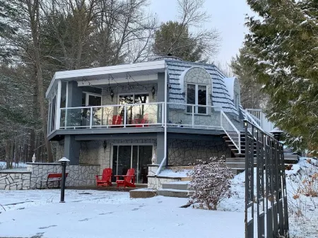 Waterfront Cottage in Beautiful Muskoka Отели в г. Грейвенхерст