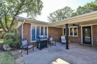 Spacious Retreat in the Heart of Lubbock! Excellent neighborhood ! Hotels near Walmart Supercenter