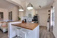 Spectacular, Lunch with the Chateau Frontenac! Air-conditioned Free parking!