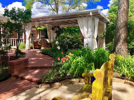 Casa Culinaria - the Gourmet Inn Отели рядом с достопримечательностью «Публичная библиотека Санта-Фе»