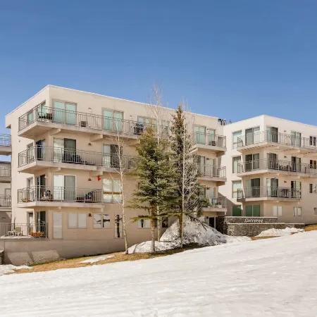 Updated 1 Br - Ski-in/Ski-Out Access 1 Bedroom Condo - No Cleaning Fee! by RedAwning
