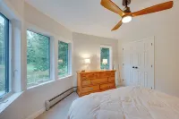 Ski-in Condo w/ Hot Tub on Burke Mtn Slopes! - balcón