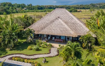 Direct beachfront 4BR/BR villa in tropical garden. Villa chef, villa pool, WiFi Hotels near Apotek Mulia Farma 8