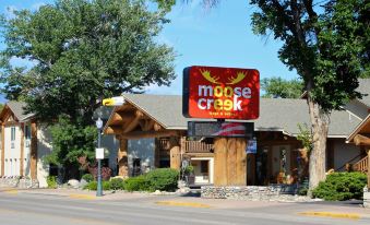 Moose Creek Lodge & Suites
