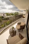 Monumental Suite: Elegant Modern Apt, Stunning City Views & Rooftop Pool.