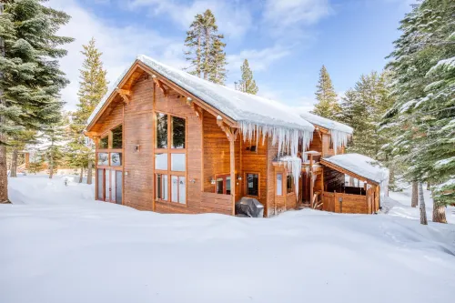 Bear Meadows Lodge - Hot Tub - Tahoe Donner 6 Bedroom Home by RedAwning - Jacuzzi