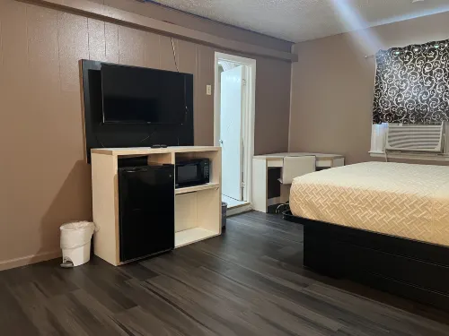 Laci's Country Inn - parking