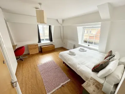 Bright 1 Double Bed Apartment Near Cabot Circus Hoteller i Saint Paul's