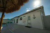 Maggie Home in Kendall - Pool and Tiki Bar Hotels in Three Lakes