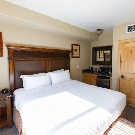 Silverado Lodge - 1 Br Suite, King Bed & Pool View