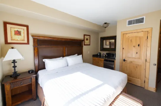 Silverado Lodge - 1 Br Suite, King Bed & Pool View