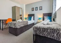 Group Stay Deasls on Outfield 5BR House w 10 Beds