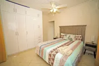 Modern Villa - UpstairsSt Philip Barbados, 5 min from Airport, AC, Wifi Parking Hotel a Work Hall