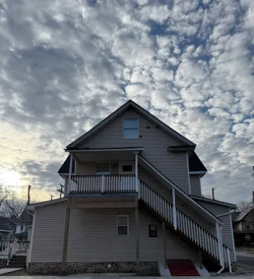 3-bedroom duplex apartment in lovely Stroudsburg by Main Street. 斯特勞茲堡酒店