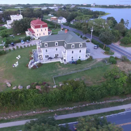 Payne's Harbor View Inn