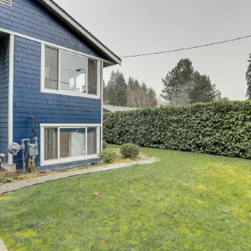 Walk to Beach and Lake Access Cozy Redmond Apt! Отели в г. Редмонд