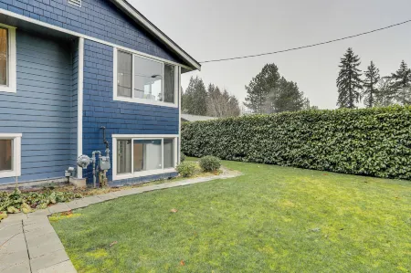 Walk to Beach and Lake Access Cozy Redmond Apt!