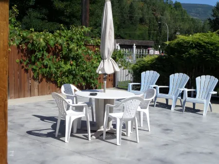 Ray Lyn Motel Отели рядом с достопримечательностью «Гора Ред»