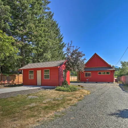 Rustic Cabin Near Mt Rainier Fire Pit and BBQ!