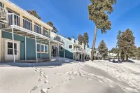 Bright Cloudcroft Condo w/ Game Room + Deck! -  Privatzimmer