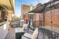 Stylish Dtwn Knoxville Condo w/ Rooftop Deck!