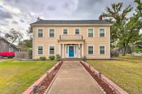 1920s Corsicana Home Group Getaway Near Downtown! - Parkplatz