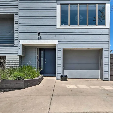 Lakefront Family Retreat w/ Grill: Steps to Beach!