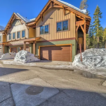 Central Mammoth Lakes Townhome ~ 1 Mi to Slopes
