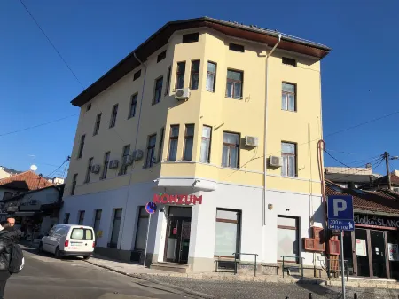 Pigeon Square Rooms Отели рядом с достопримечательностью «Мэрия г. Сараево»