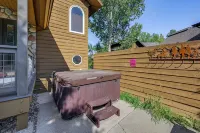 Duplex in Quiet Family Neighborhood 1 Mi to Skiing - Spa