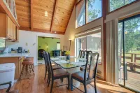 6 Mi to Yosemite National Park: Retreat w/ Deck!