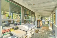 Lakefront Home: Deck, Grills & Fire Pit in Karnack - parking