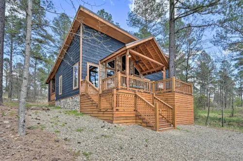 'Honey's Nook' Broken Bow Home w/ Hot Tub + Decks! - Pet friendly