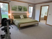 Peaceful 3-bedroom accessible ranch home with AC, WiFi in Eastside Olathe.