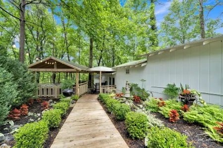 Eureka Uptown Garden Cottage