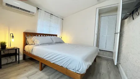 Stylish Queen Suite : Near Beach + Shops + Dining