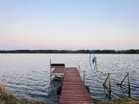 Lakefront Beach Bungalow -  Retreat & Relax - Kayaks, Fire pit, Tree Swings! Hotel a Moose Lake