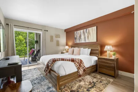 Creekside Retreat with Resort Amenities - Charming Waterfront Oasis Отели рядом с достопримечательностью «The SKY Deck at Parakeet Pete's Waterfront Zipline»