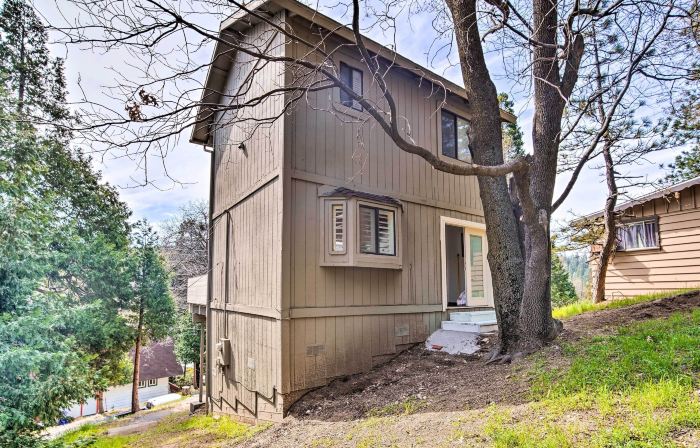 Crestline Cabin w/ Deck: 1 Mi to Lake Gregory